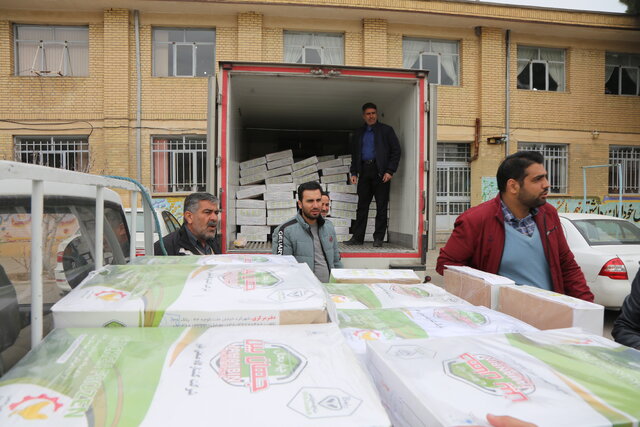 توزیع مرغ میان دانش‌آموزان کم برخوردار در مناطق محروم چهارمحال و بختیاری