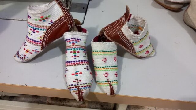 نشستن غبار فراموشی بر کفش سنتی چهارمحال و بختیاری