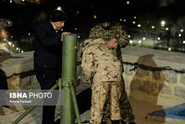 نورافشانی آسمان چهارمحال و بختیاری و تکبیرگویی مردم در شب سالگرد پیروزی انقلاب اسلامی