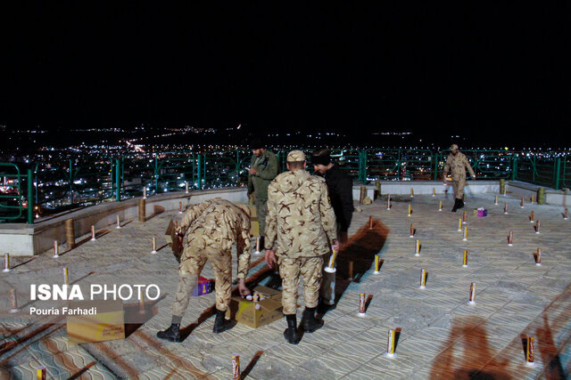 نورافشانی آسمان چهارمحال و بختیاری و تکبیرگویی مردم در شب سالگرد پیروزی انقلاب اسلامی