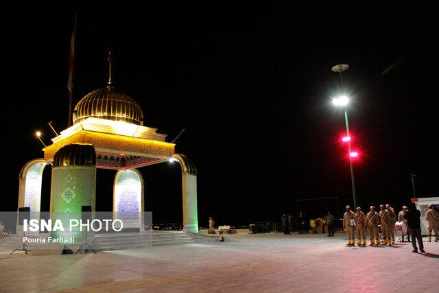 نورافشانی آسمان چهارمحال و بختیاری و تکبیرگویی مردم در شب سالگرد پیروزی انقلاب اسلامی