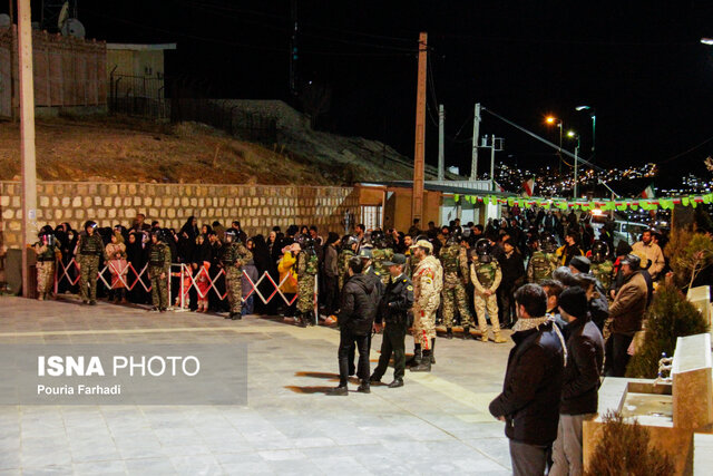 نورافشانی آسمان چهارمحال و بختیاری و تکبیرگویی مردم در شب سالگرد پیروزی انقلاب اسلامی