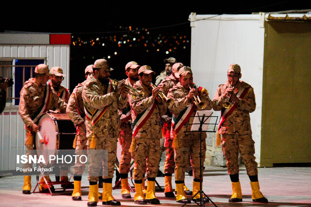 نورافشانی آسمان چهارمحال و بختیاری و تکبیرگویی مردم در شب سالگرد پیروزی انقلاب اسلامی