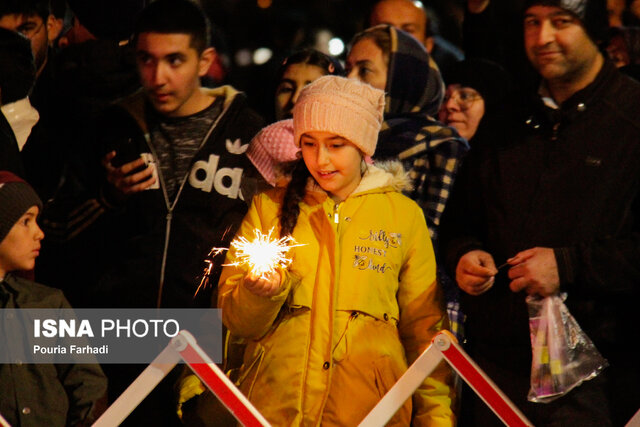 نورافشانی آسمان چهارمحال و بختیاری و تکبیرگویی مردم در شب سالگرد پیروزی انقلاب اسلامی