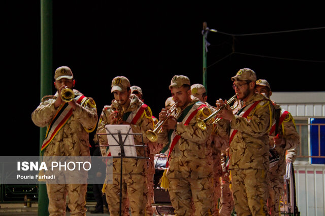 نورافشانی آسمان چهارمحال و بختیاری و تکبیرگویی مردم در شب سالگرد پیروزی انقلاب اسلامی