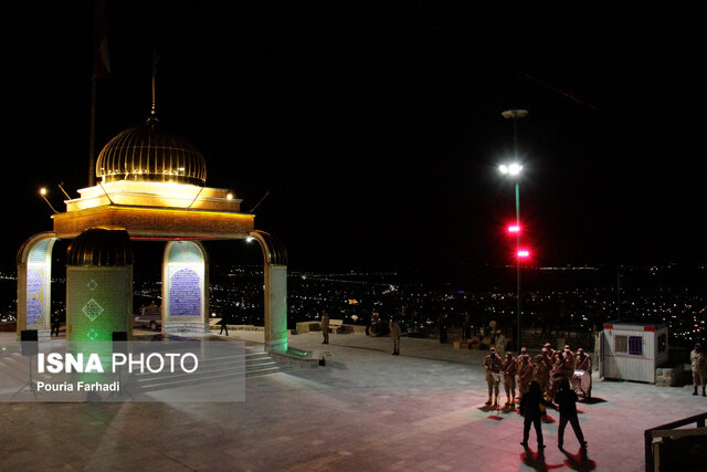 نورافشانی آسمان چهارمحال و بختیاری و تکبیرگویی مردم در شب سالگرد پیروزی انقلاب اسلامی