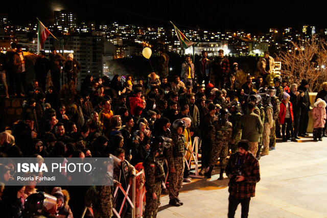 نورافشانی آسمان چهارمحال و بختیاری و تکبیرگویی مردم در شب سالگرد پیروزی انقلاب اسلامی