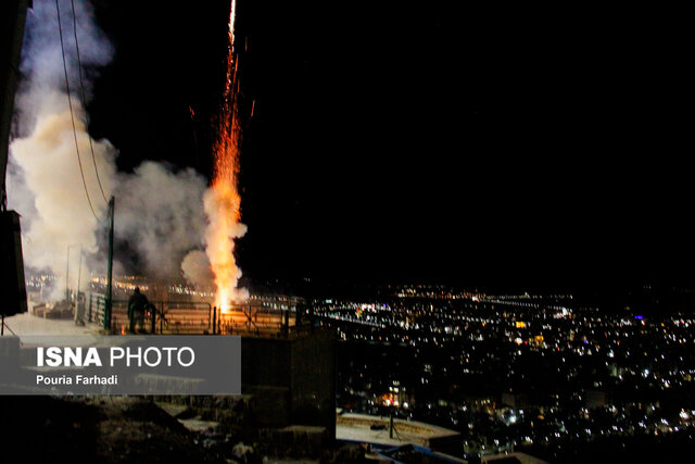 نورافشانی آسمان چهارمحال و بختیاری و تکبیرگویی مردم در شب سالگرد پیروزی انقلاب اسلامی