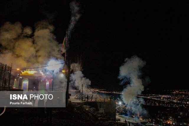 نورافشانی آسمان چهارمحال و بختیاری و تکبیرگویی مردم در شب سالگرد پیروزی انقلاب اسلامی