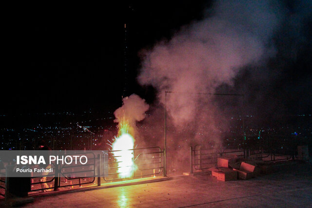 نورافشانی آسمان چهارمحال و بختیاری و تکبیرگویی مردم در شب سالگرد پیروزی انقلاب اسلامی