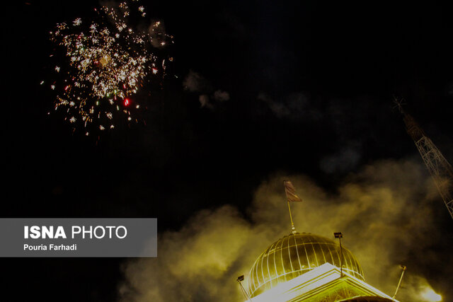 نورافشانی آسمان چهارمحال و بختیاری و تکبیرگویی مردم در شب سالگرد پیروزی انقلاب اسلامی