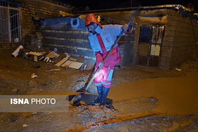 تخلیه آب از منازل مسکونی در شهرستان خانمیرزا و بروجن