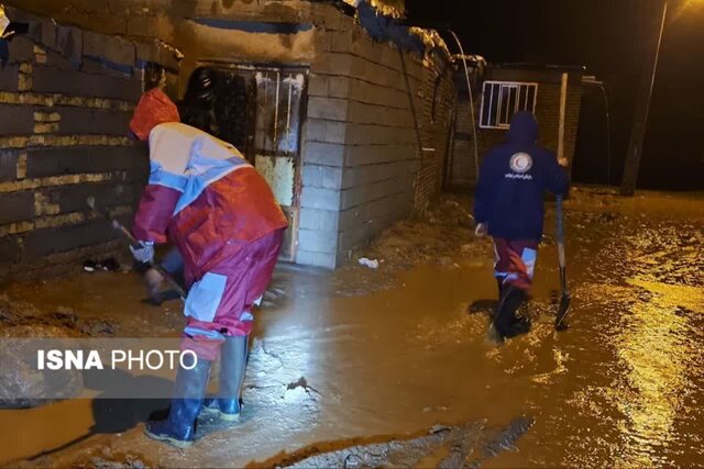تخلیه آب از منازل مسکونی در شهرستان خانمیرزا و بروجن