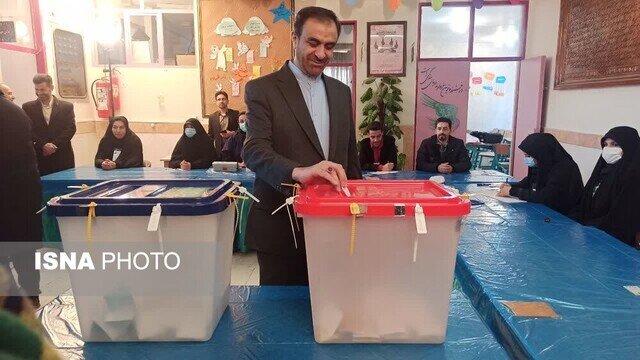 عکس آرشیوی است. استاندار چهارمحالوبختیاری رای خود را به صندوق انداخت