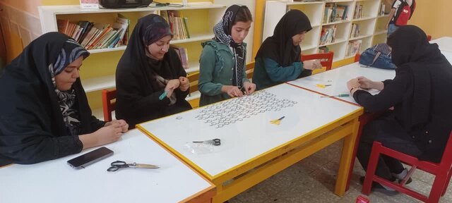 ساخت ۱۰۰۰ دستسازه هدیه کودکان چهارمحال و بختیاری به زائران اربعین