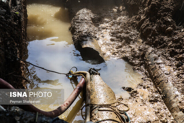 عکس تزیینی است نشتی لوله یکی از خطوط پدافندی کوهرنگ در حال رفع شدن است