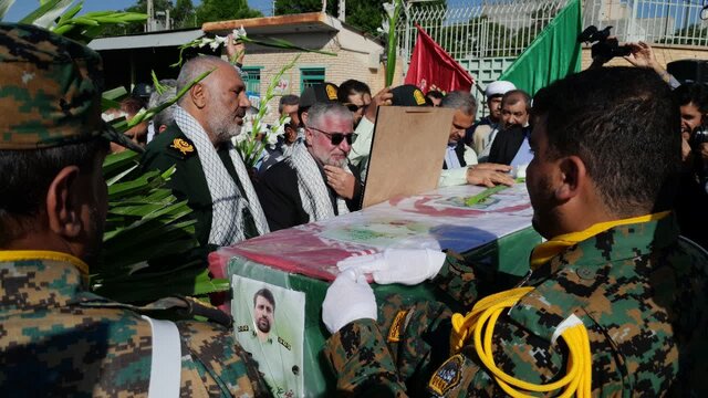 پیکر شهید مدافع امنیت «علی سعیدی» در شهرکرد تشییع شد