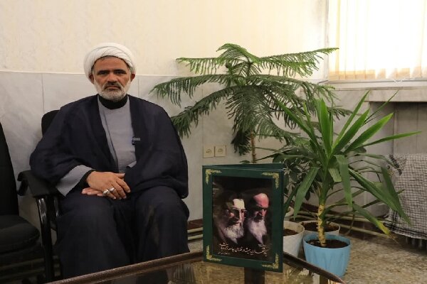 تبیین شخصیت امام خمینی(ره) به تقویت هویت انقلابی جامعه کمک می‌کند