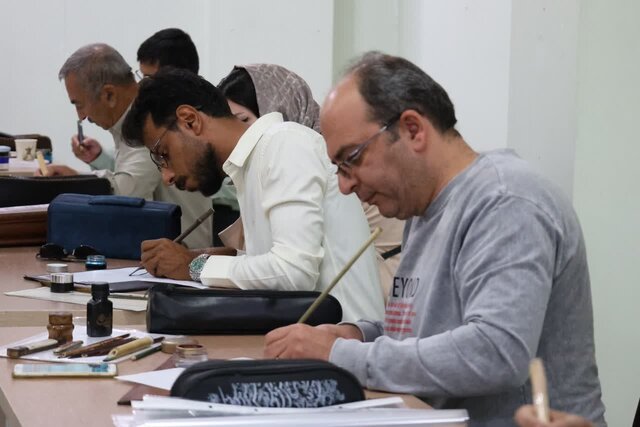 نمایشگاه خوشنویسی و تذهیب «یاد یار مهربان» در شهرکرد افتتاح شد