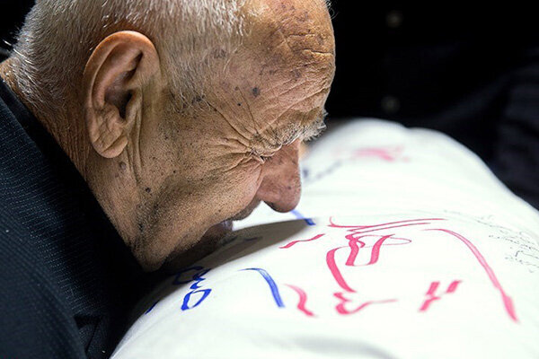 عکس خبر تزئینی پدر شهید «حیاتقلی خلجی» به فرزند شهیدش پیوست