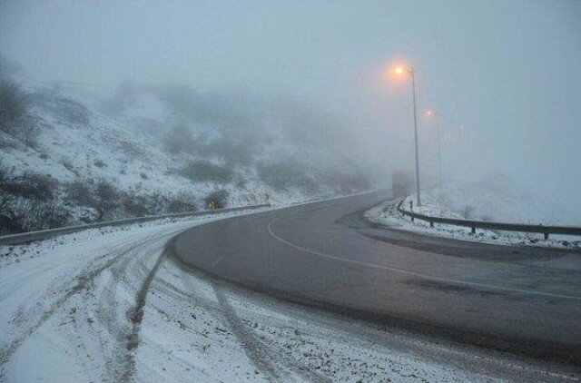 آغاز بارش‌ها در چهارمحال و بختیاری / محورهای کوهستانی لغزنده‌اند