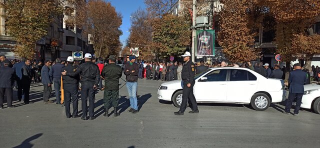 انتظار مردم بام ایران برای بدرقه آلالههای بهشتی