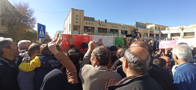 تشییع آلالههای بهشتی روی دستان مردم بام ایران