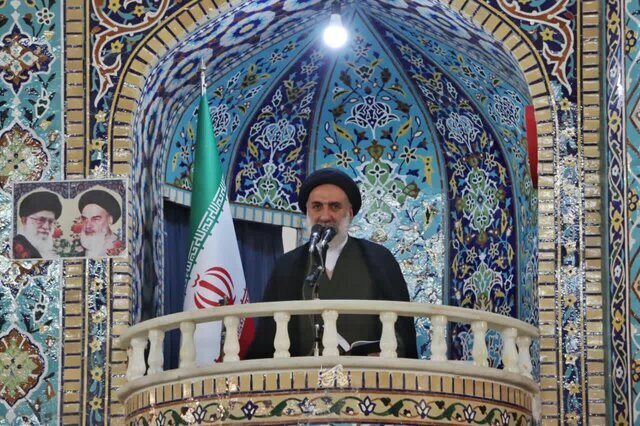امام جمعه شهرکرد: برای حفظ انسجام ملی از دولت حمایت شود