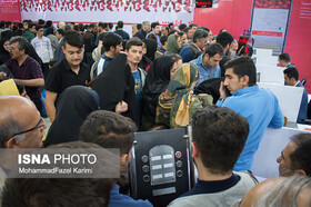 سرگردانی متقاضیان بن کتاب در مقابل باجه‌های بانک شهر در نمایشگاه کتاب تبریز