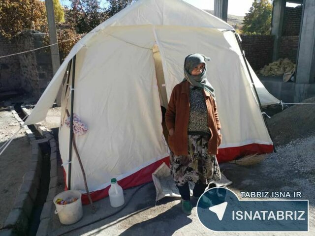 بارش برف کار آواربرداری در مناطق زلزله زده را سخت می‌کند