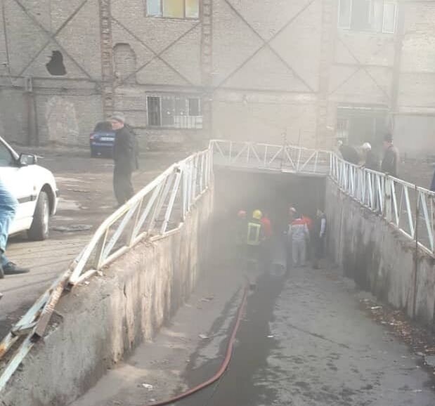 آتش سوزی ۲ خودرو در پارکینگ پاساژ امت تبریز