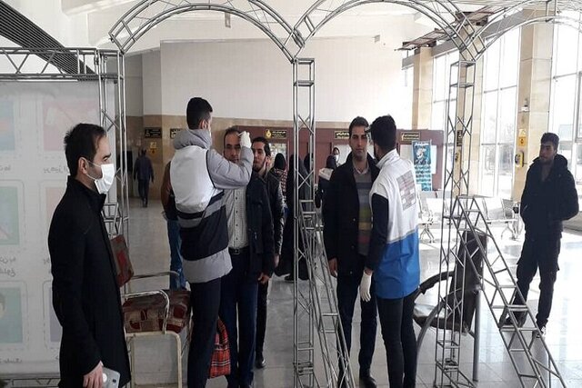 اخذ تست سلامت از مسافران در ورودی پایانه مرکزی تبریز