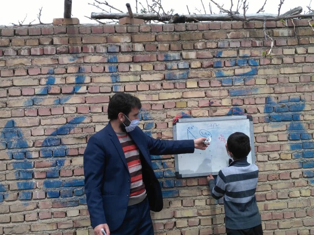 از تدریس بر روی یخچال تا آموزش خانه به خانه یک معلم در آذربایجان‌شرقی