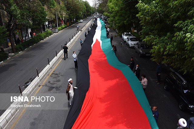 یکی از "بزرگترین پرچم‌های فلسطین" در تبریز به حرکت در آورده شد