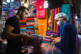 در مغازه‌ها خبری از شیلد، ماسک و محافظ‌های نایلونی نبوده و بسیاری از فروشندگان به استفاده از اسپری الکل بسنده می‌کنند.