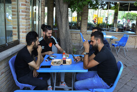 برخی از شهروندان جوان می گویند: بدن ما قوی است و ما جوان هستیم و کرونا مال سالمندان است، اگر آن‌ها در خطر هستند، بیرون نیایند تا محدودیت اعمال نشود، ما در خانه نمی‌مانیم.