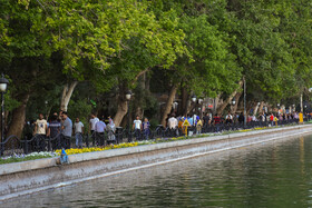 در  مجموعه تفریحی ائل گلی در شرایط کرونایی هم باعث ممانعت از ورود مسافران نشده است و خیل عظیمی از مسافران در حال ورود به این مجموعه هستند.