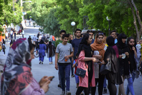 برخی شهروندان  بدون رعایت توصیه‌های بهداشتی و بدون استفاده از ماسک به راحتی در حال رفت و آمد هستندو معتقدند که اگر کرونایی باشد و وضعیت قرمز، دولت مانند فروردین ماه رفتار کرده و سخت گیرانه برخورد می‌کرد.