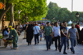 برخی شهروندان  بدون رعایت توصیه‌های بهداشتی و بدون استفاده از ماسک به راحتی در حال رفت و آمد هستندو معتقدند که اگر کرونایی باشد و وضعیت قرمز، دولت مانند فروردین ماه رفتار کرده و سخت گیرانه برخورد می‌کرد.