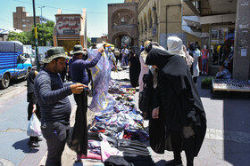 شلوغی بازار و مغازه‌ها نشان می‌دهد که مردم تصمیم گرفته‌اند تا در خانه ماندن‌هایشان در شب عید و خرید نکردن‌هایشان را جبران کرده و وضعیت آذربایجان شرقی را قرمز کنند.