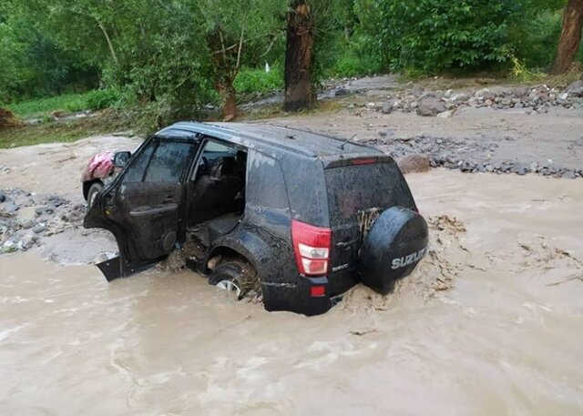 امداد رسانی هلال احمر به خودروهای گرفتار در سیلاب در محور لیقوان