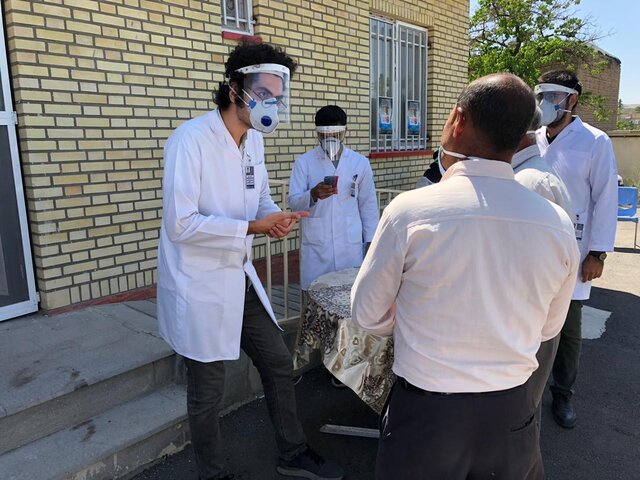 توزیع ماسک‌ و آموزش به مردم توسط اکسترن‌های گروه پزشکی اجتماعی دانشکده پزشکی تبریز 