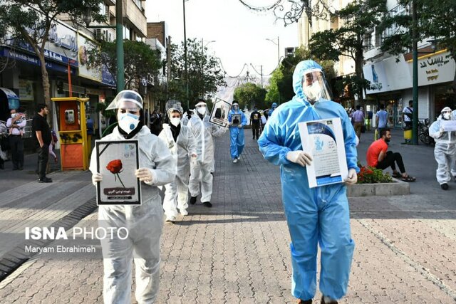 حضور دانشجویان سال آخر پزشکی و پرستاری تبریز با لباس مخصوص مدافعان سلامت در جمع مردم