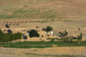 روستای دیزج واقع در شهرستان ملکان، روستایی که 30 خانوار آن طی 25 سال گذشته کوچ کرده‌اند و اکنون تنها یک خانواده در آن سکونت دارد.
