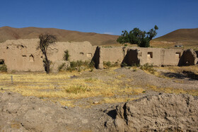 آثار به جا مانده از خانه‌های کاه گلی روستاییان مهاجرت کرده به شهرها در روستای دیزج.