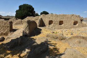 آثار به جا مانده از خانه‌های کاه گلی روستاییان مهاجرت کرده به شهرها در روستای دیزج.