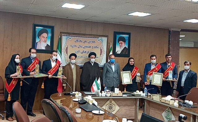 منتخبان جایزه علمی البرز در آذربایجان‌شرقی تجلیل شدند