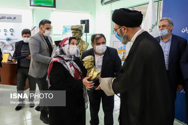 رونمایی از تندیس پدر صنعت آذربایجان در سیزدهمین جشنواره کارآفرینان برتر آذربایجان شرقی