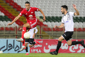 دیدار تیم‌های فوتبال تراکتور و نفت مسجدسلیمان
