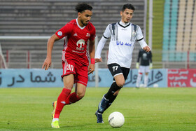 دیدار تیم‌های فوتبال تراکتور و نفت مسجدسلیمان